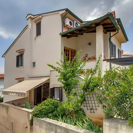 شقة Eli مالي لوشينغْ